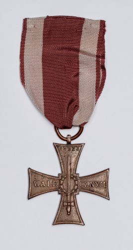 Krzyż Walecznych ze wstążką, nr 18923 nadany powstańcowi wielkopolskiemu Józefowi Kozaneckiemu (ur. 